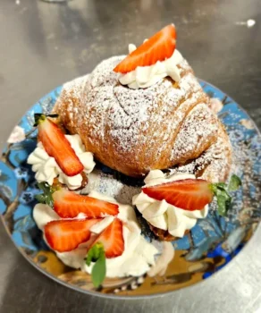 Croissant cream y fresas