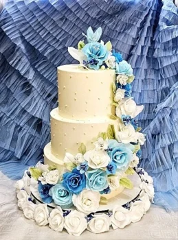Tarta flores azul y blancas