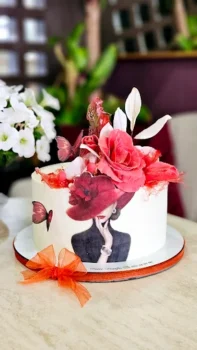 Tarta silueta mujer y flor roja